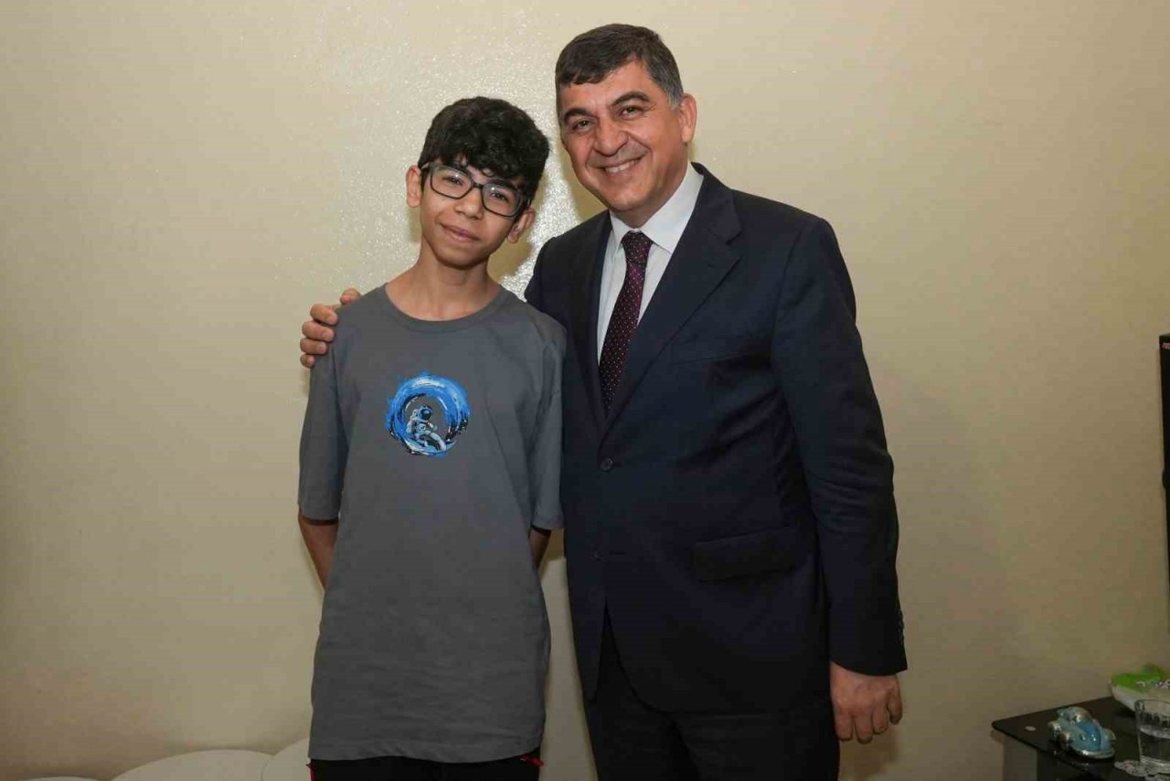 Sınava girecek öğrencilere hediye verdi