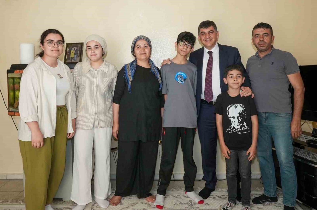 Sınava girecek öğrencilere hediye verdi