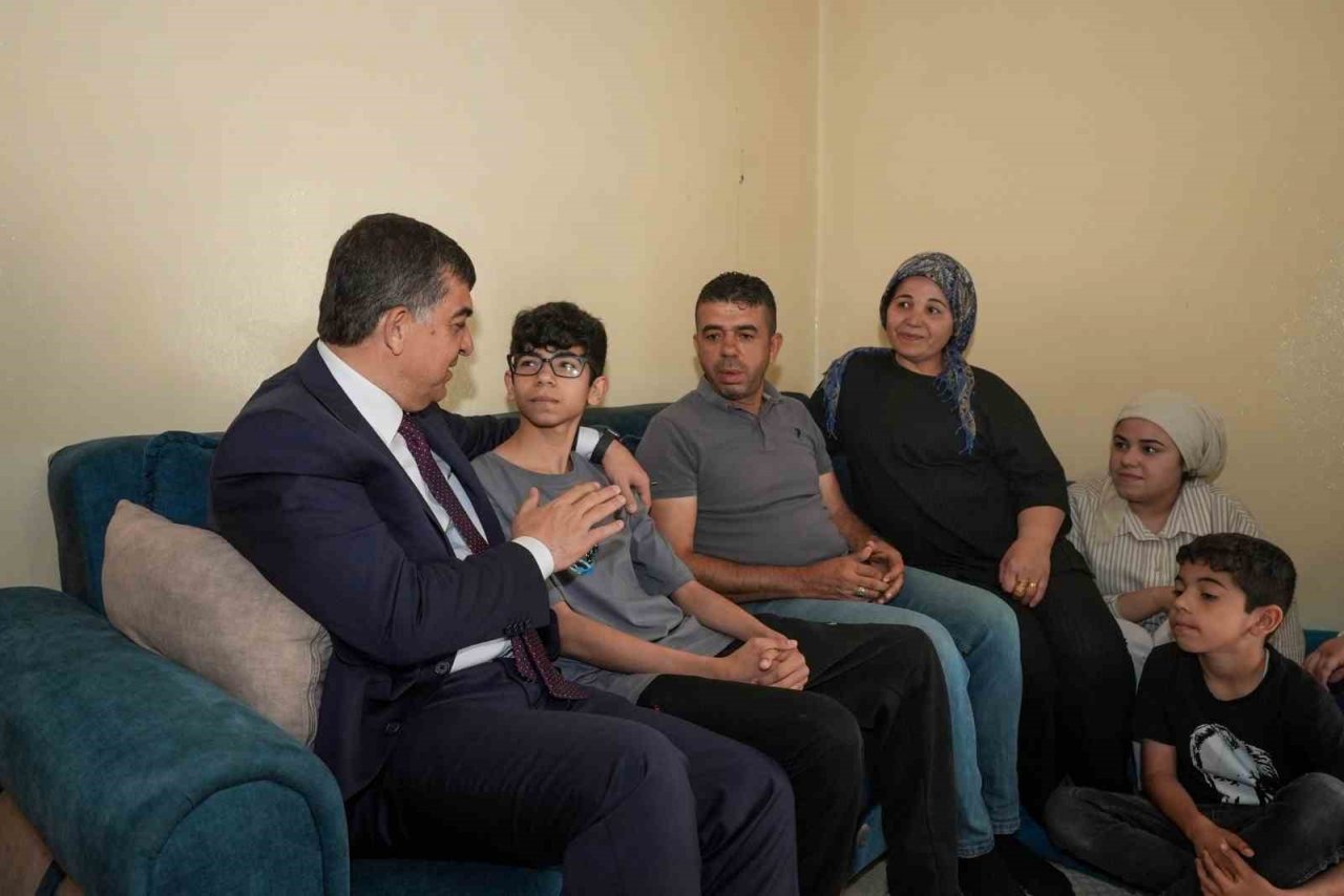 Sınava girecek öğrencilere hediye verdi