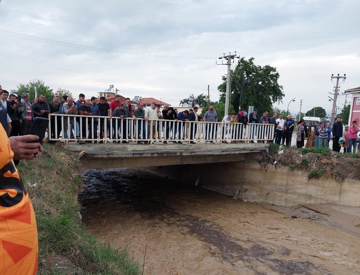 Sel sularının gelişini meraklı bakışlarla izlediler