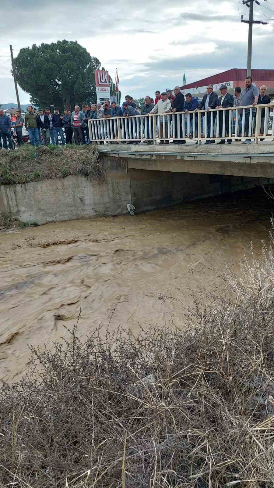Sel sularının gelişini meraklı bakışlarla izlediler