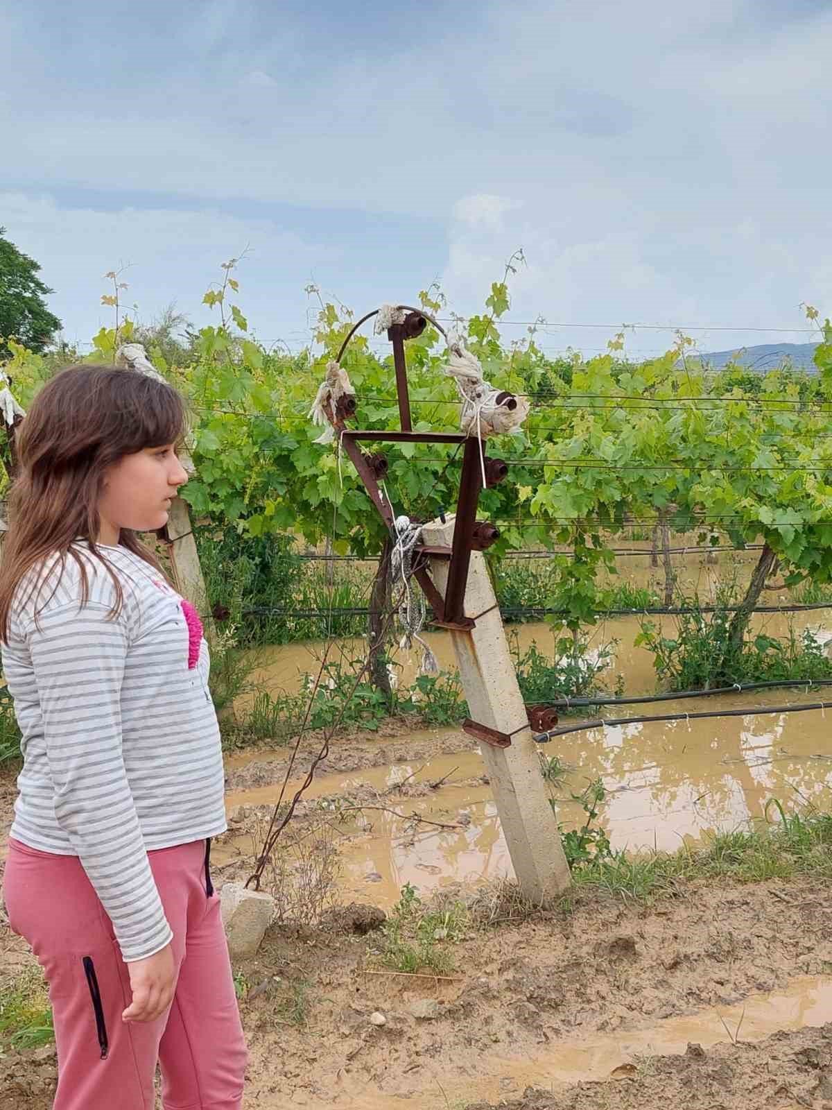 Sel sularının gelişini meraklı bakışlarla izlediler