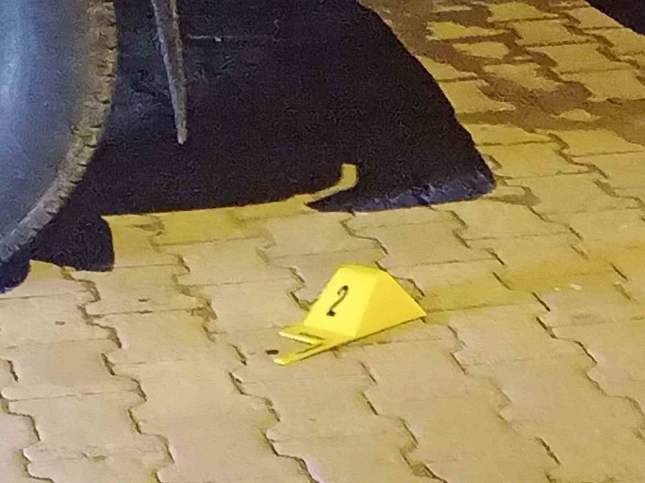 Silahla yaralama şüphelisi olay yerine dönüp teslim oldu