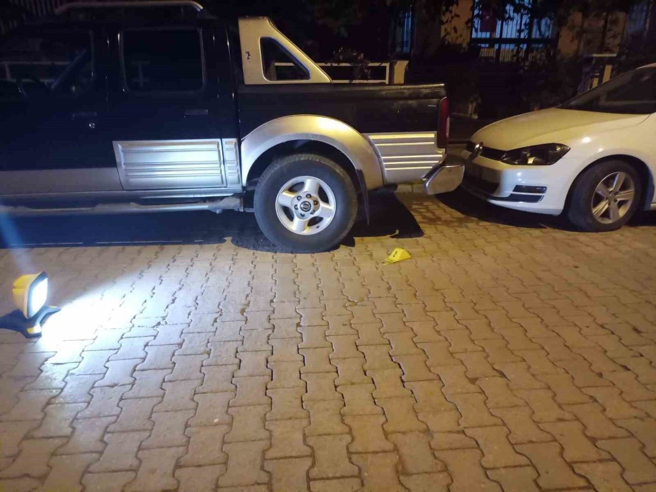 Silahla yaralama şüphelisi olay yerine dönüp teslim oldu