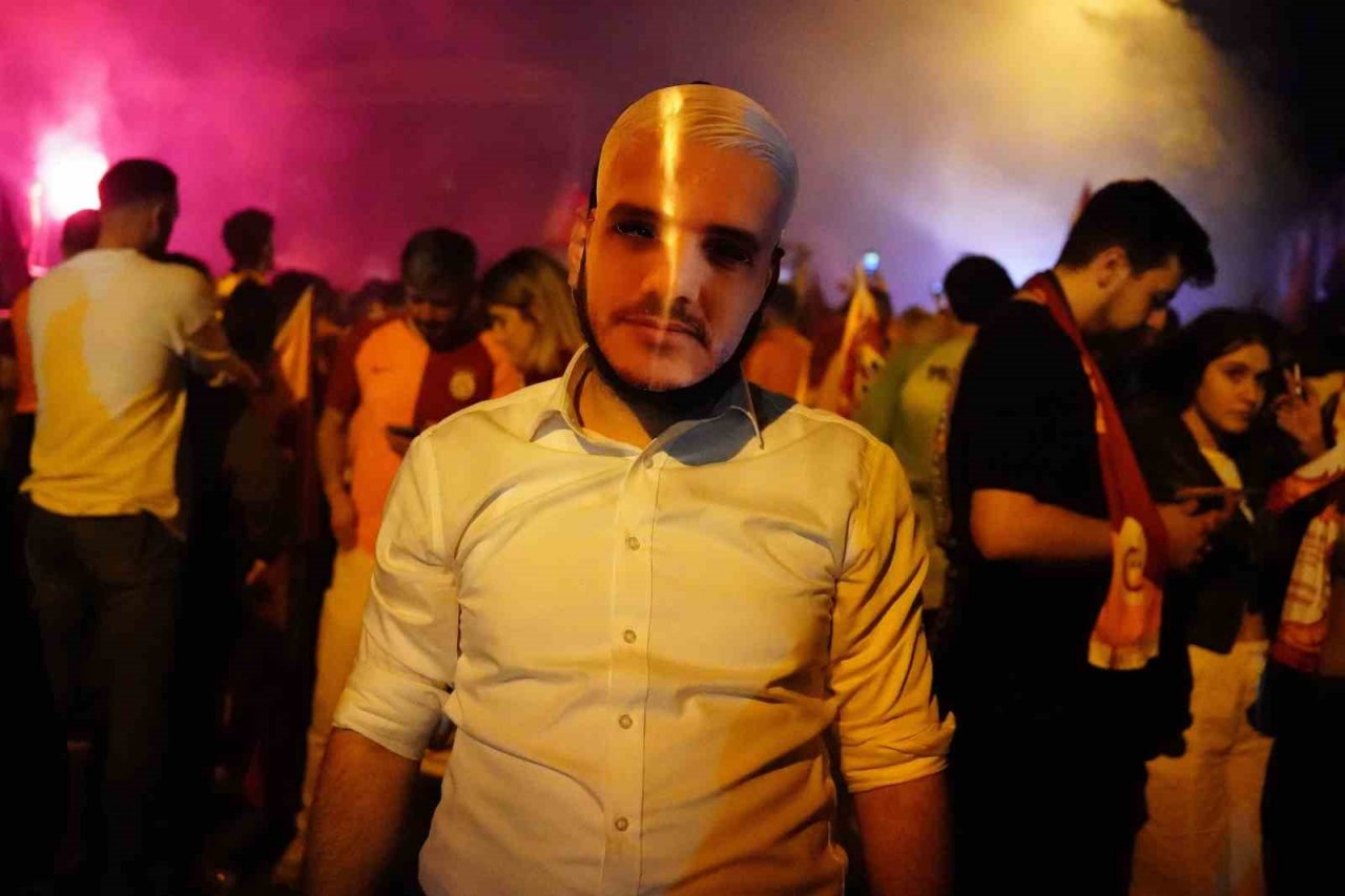 Taraftarlar, Florya Metin Oktay Tesisleri içinde takımı bekliyor