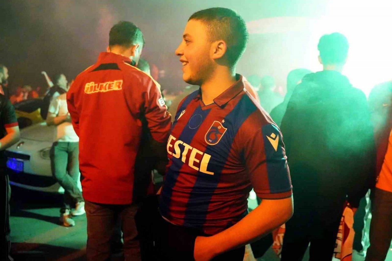 Taraftarlar, Florya Metin Oktay Tesisleri içinde takımı bekliyor