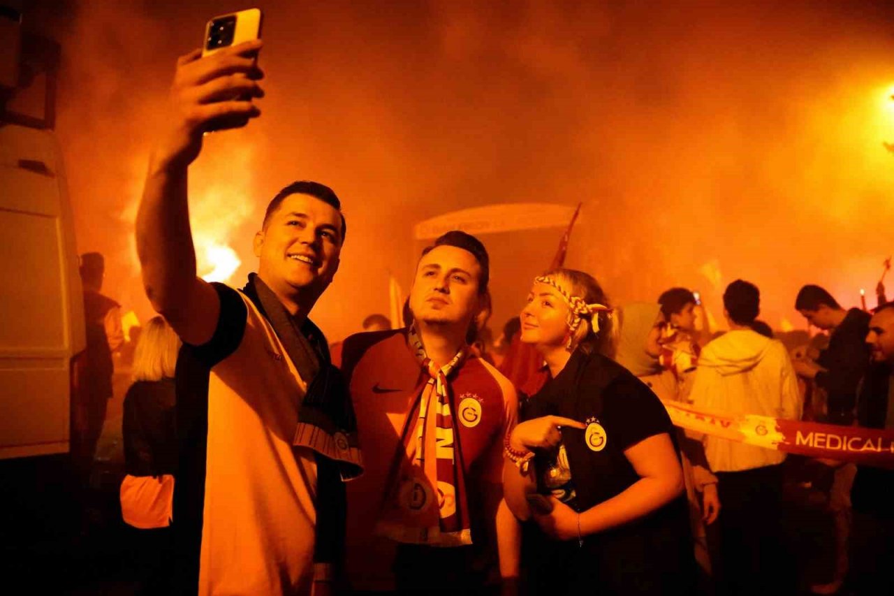 Taraftarlar, Florya Metin Oktay Tesisleri içinde takımı bekliyor