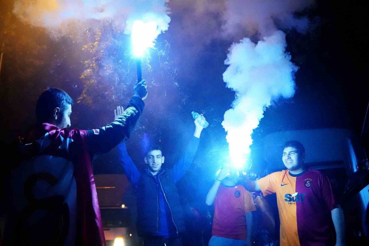 Taraftarlar, Florya Metin Oktay Tesisleri içinde takımı bekliyor