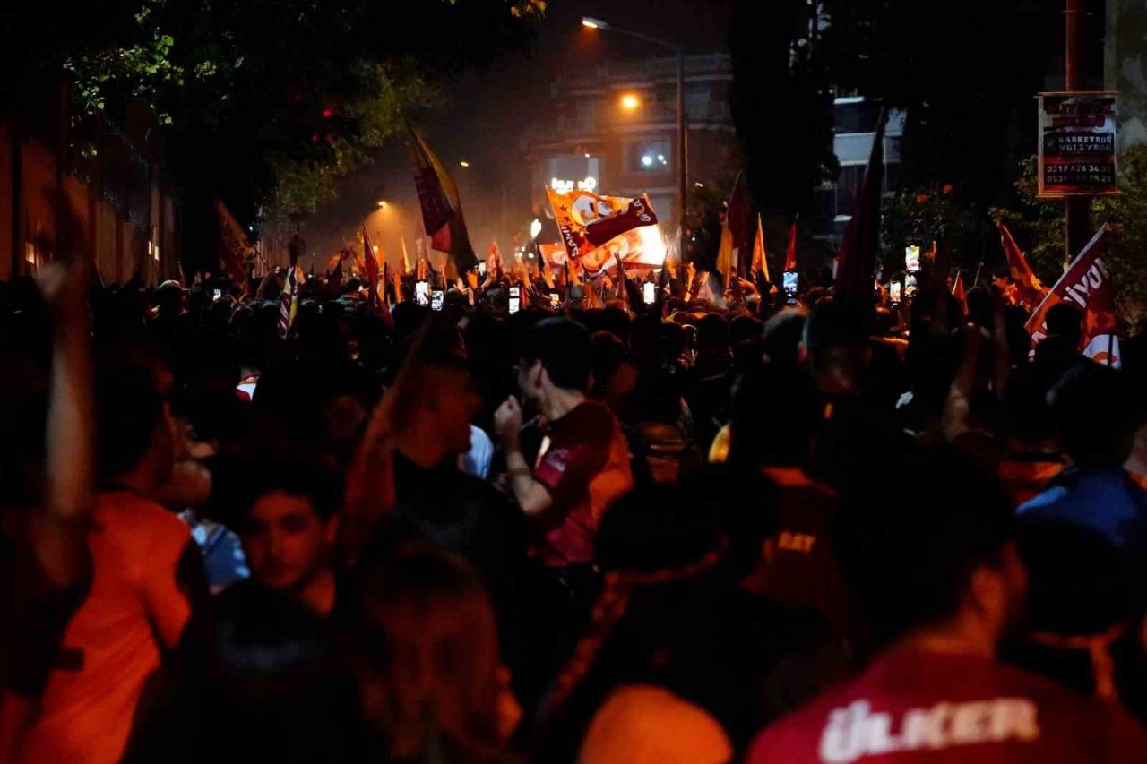 Taraftarlar, Florya Metin Oktay Tesisleri içinde takımı bekliyor