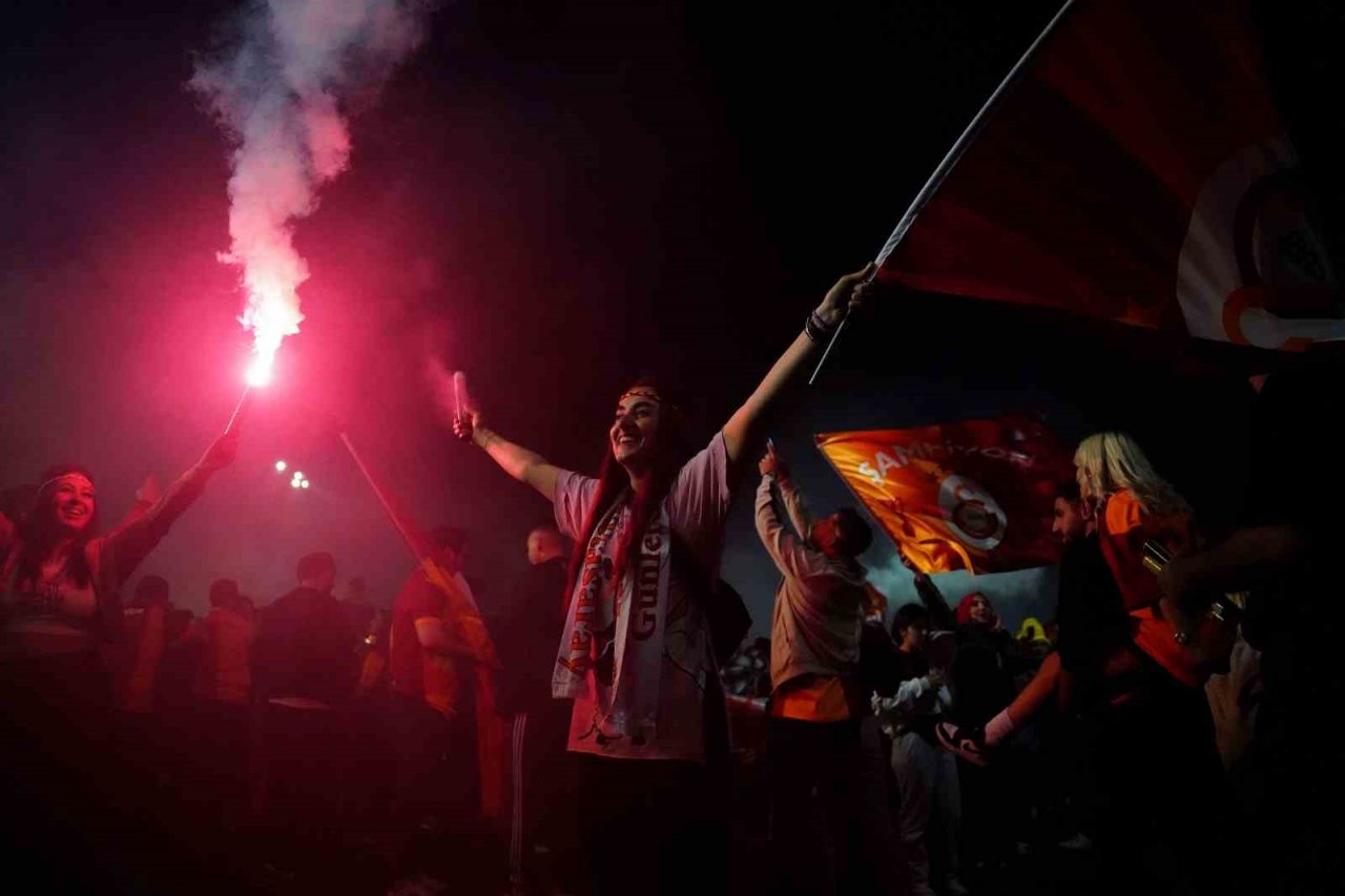 Taraftarlar, Florya Metin Oktay Tesisleri içinde takımı bekliyor