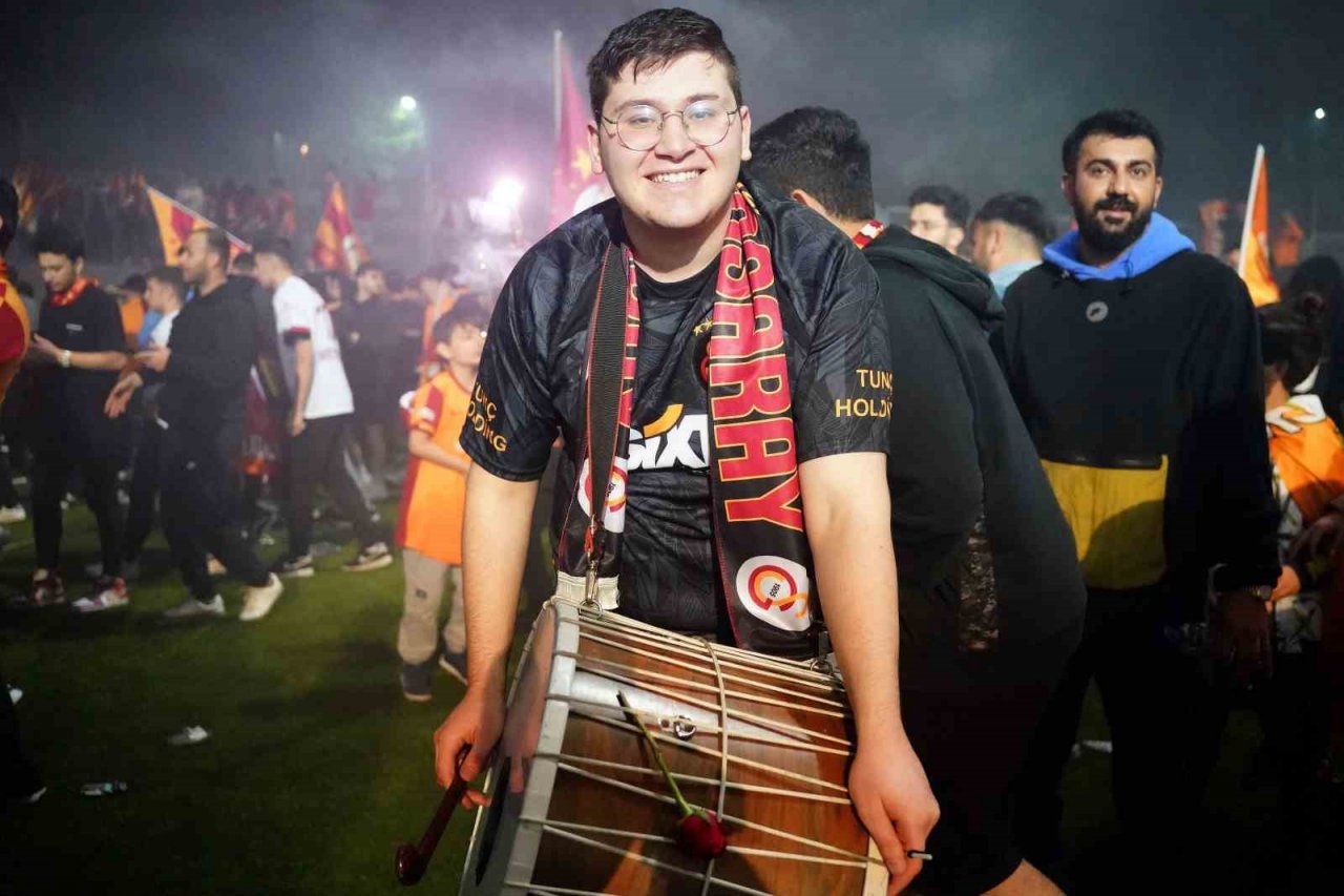 Taraftarlar, Florya Metin Oktay Tesisleri içinde takımı bekliyor