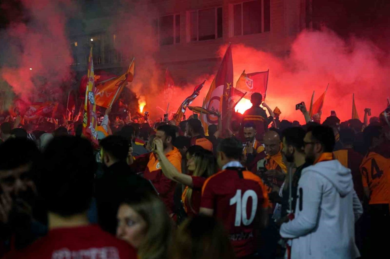 Taraftarlar, Florya Metin Oktay Tesisleri içinde takımı bekliyor