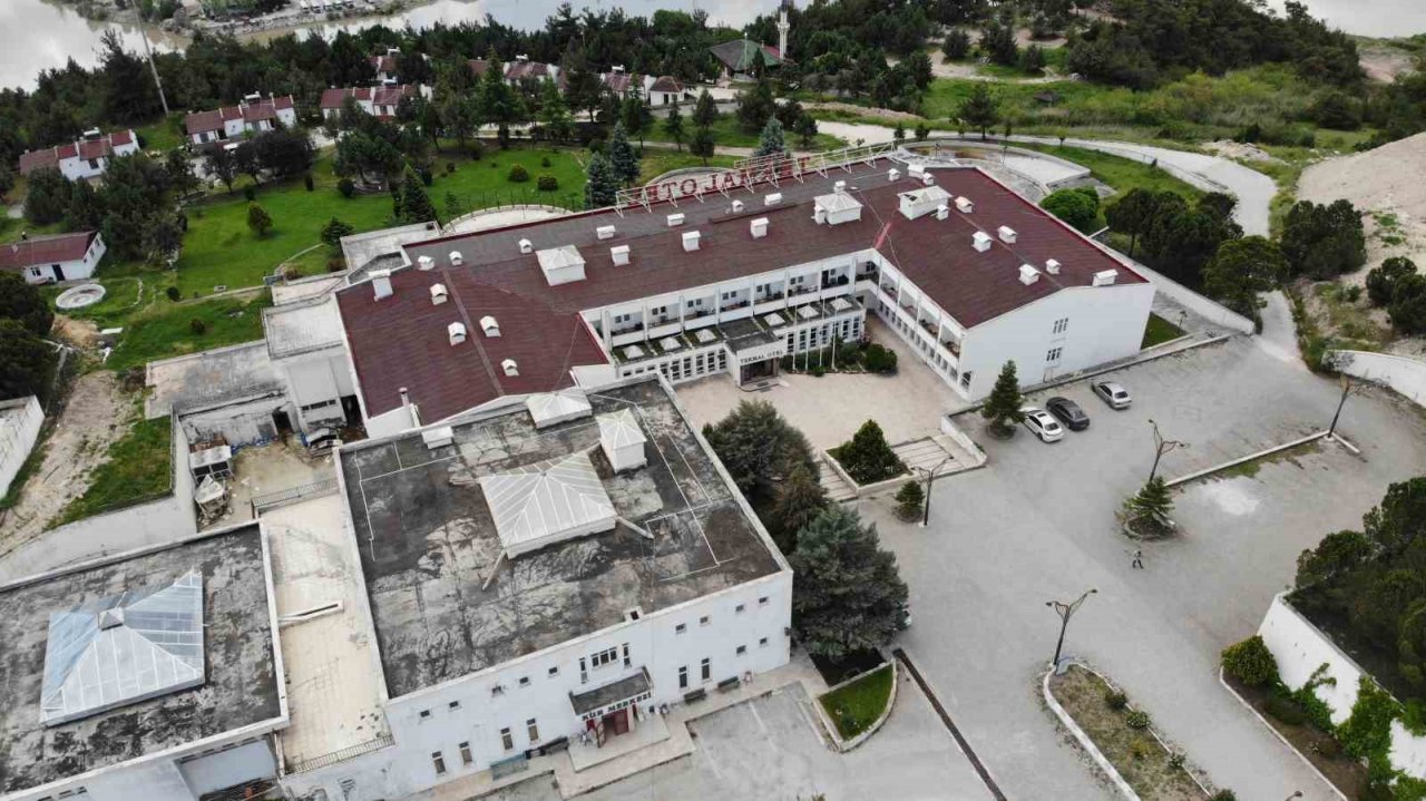 Şifa kaynağı termal otel ziyaretçilerini bekliyor