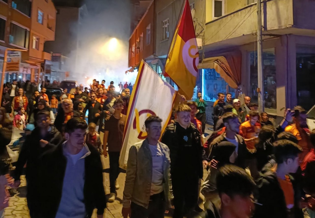 Türkeli’de Galatasaray taraftarları şampiyonluğu kutladı