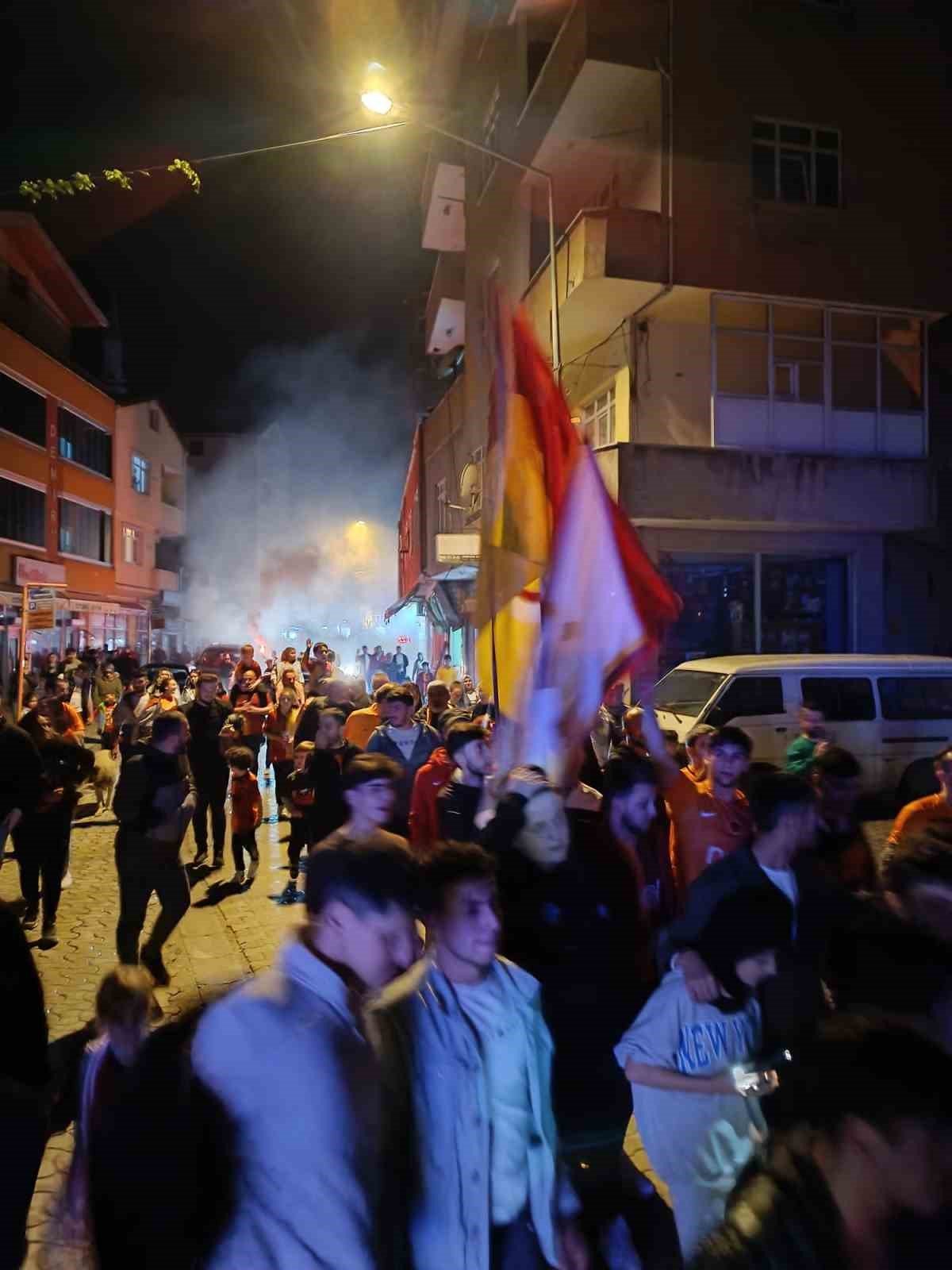 Türkeli’de Galatasaray taraftarları şampiyonluğu kutladı