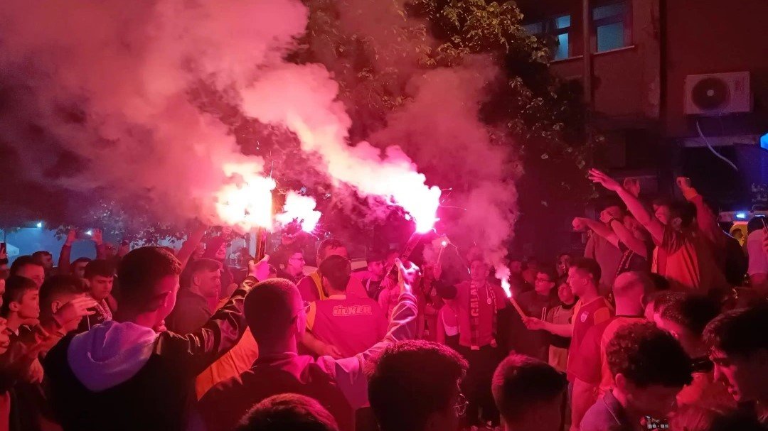 Türkeli’de Galatasaray taraftarları şampiyonluğu kutladı
