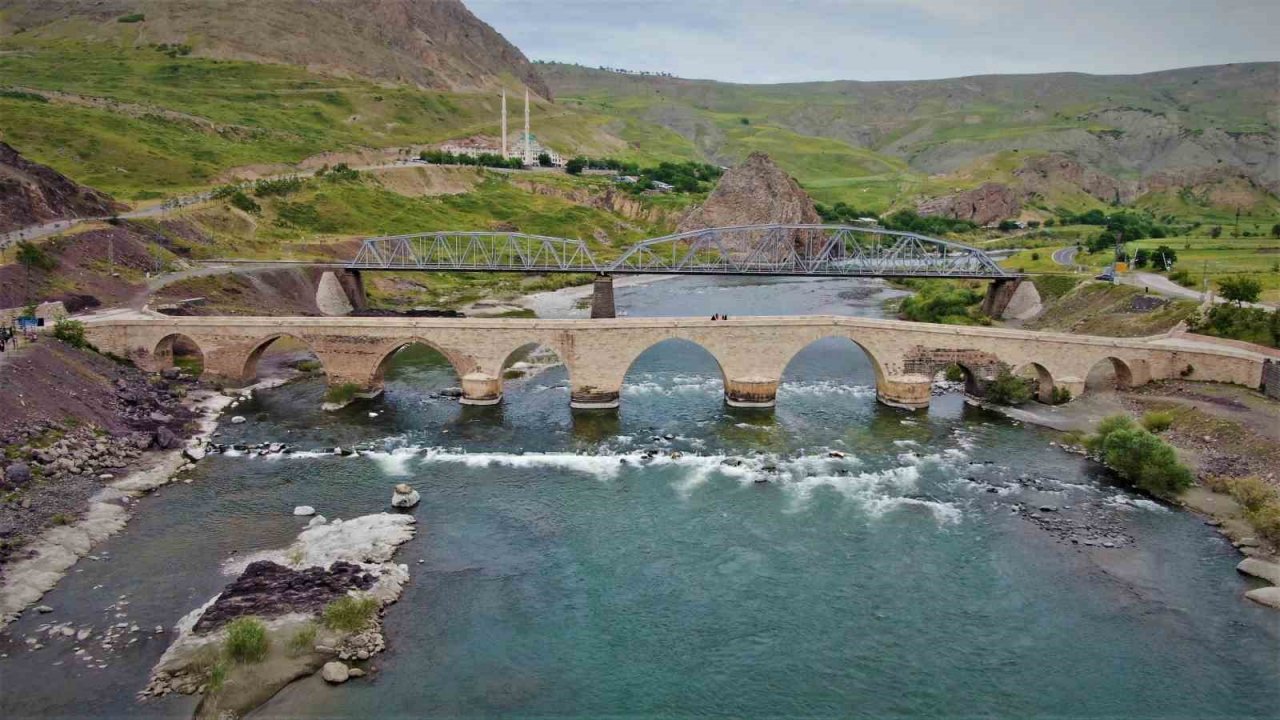 Depremlere meydan okuyan tarihi Palu Köprüsü ilk günkü ihtişamını koruyor