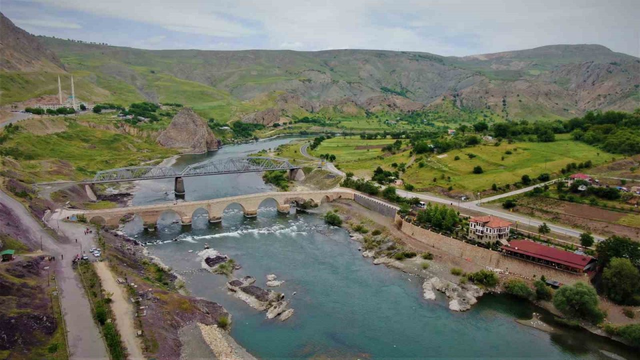 Depremlere meydan okuyan tarihi Palu Köprüsü ilk günkü ihtişamını koruyor