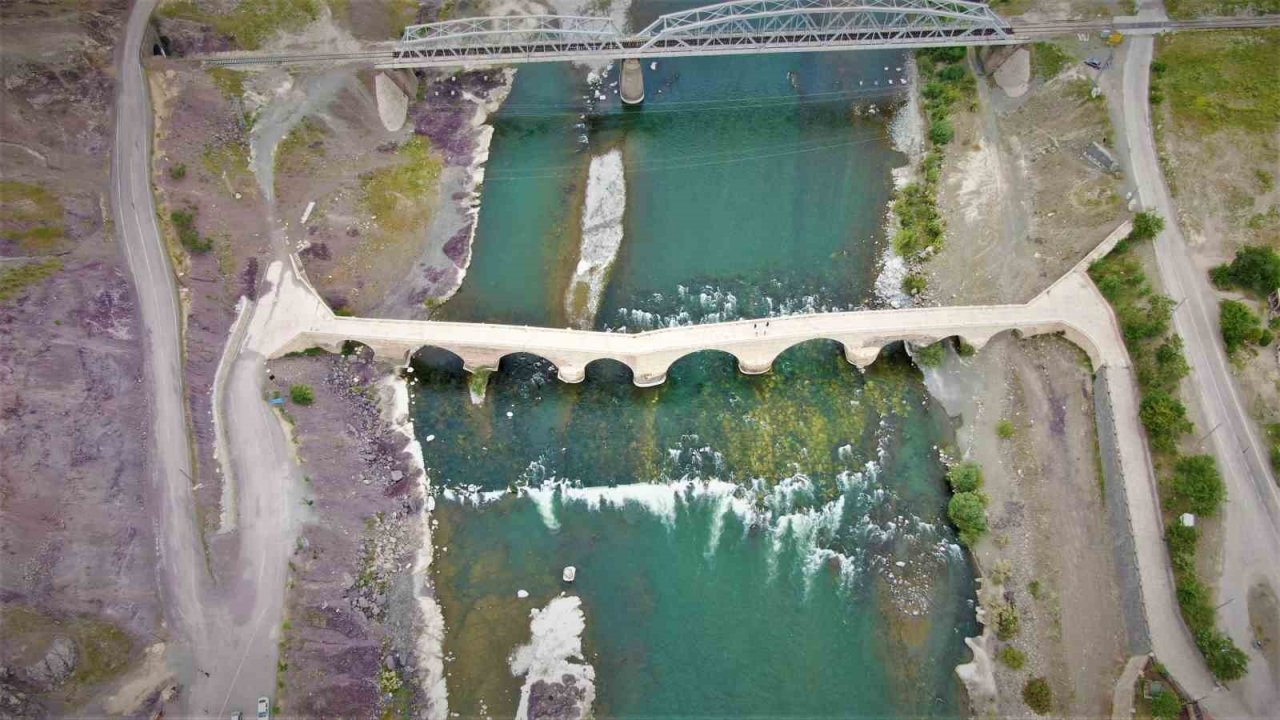 Depremlere meydan okuyan tarihi Palu Köprüsü ilk günkü ihtişamını koruyor