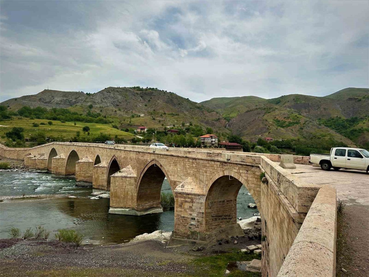 Depremlere meydan okuyan tarihi Palu Köprüsü ilk günkü ihtişamını koruyor