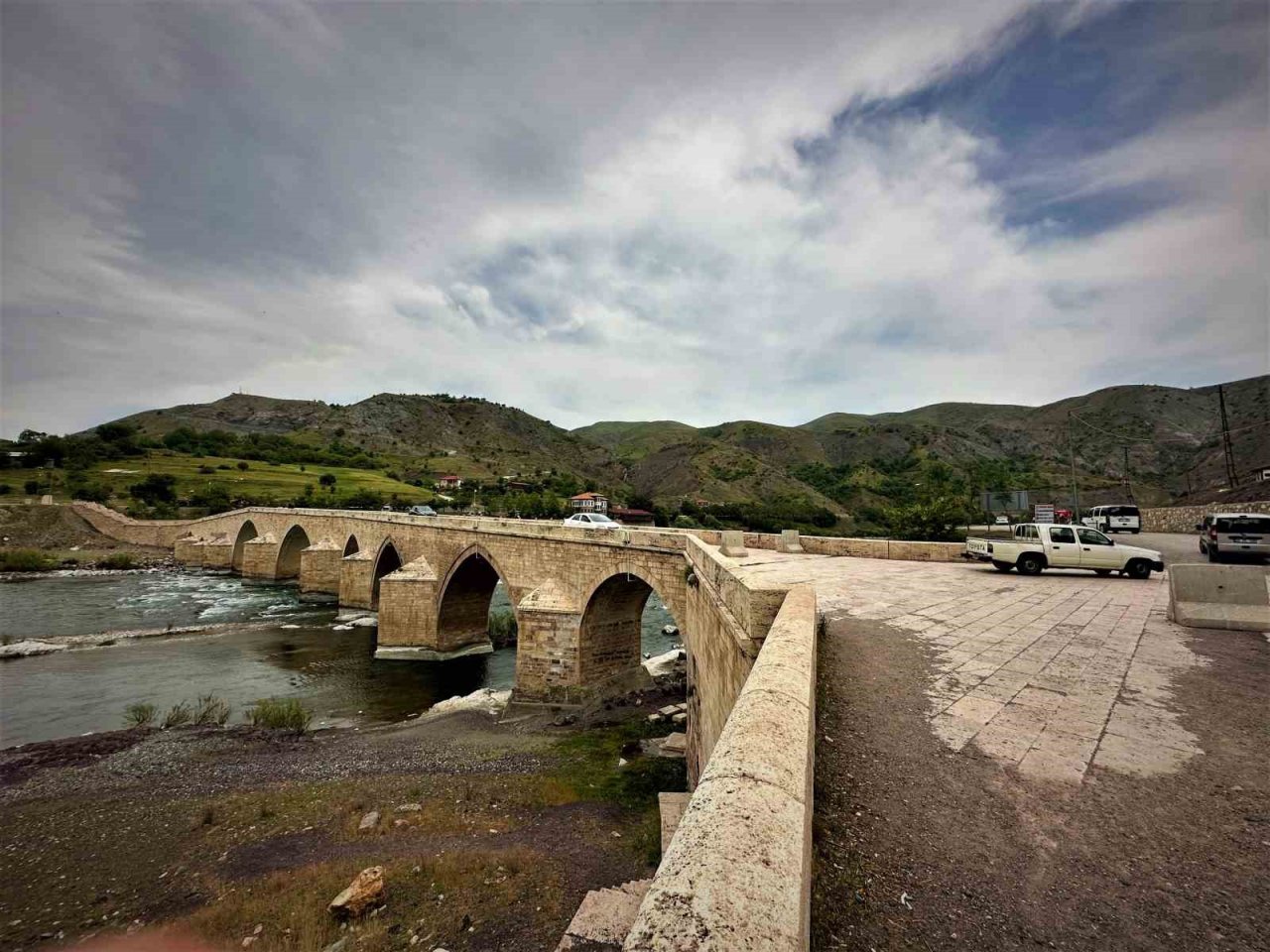 Depremlere meydan okuyan tarihi Palu Köprüsü ilk günkü ihtişamını koruyor