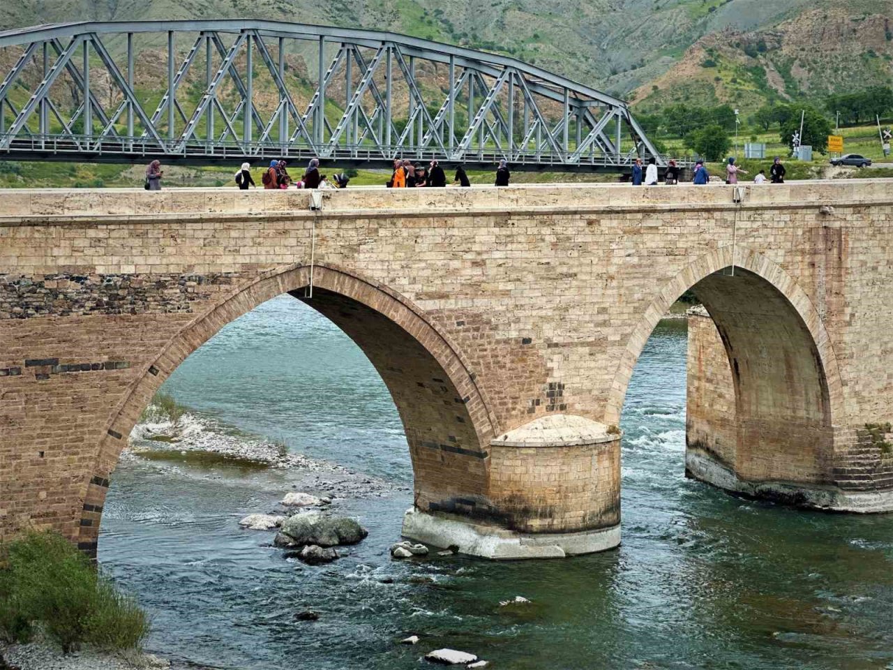 Depremlere meydan okuyan tarihi Palu Köprüsü ilk günkü ihtişamını koruyor