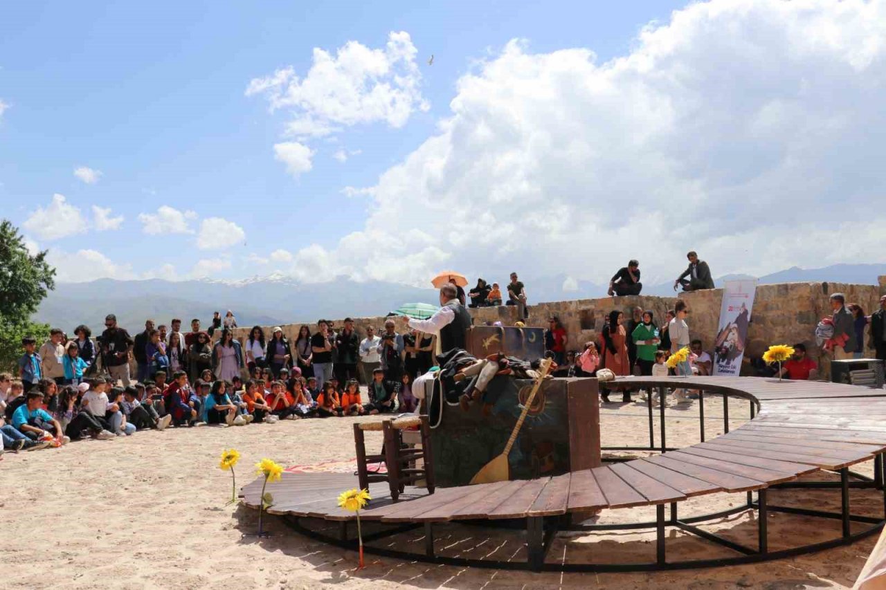 Akdamar Adası’nda ilk defa tiyatro oyunu sahnelendi