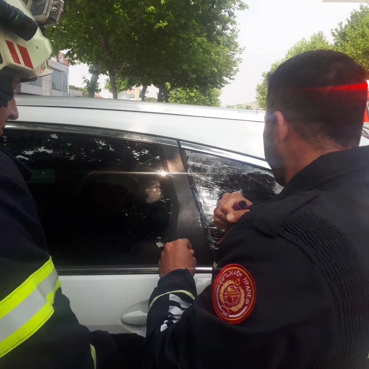 Yalova’da otomobilde mahsur kalan bebeği itfaiye kurtardı