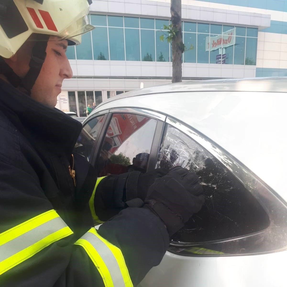 Yalova’da otomobilde mahsur kalan bebeği itfaiye kurtardı