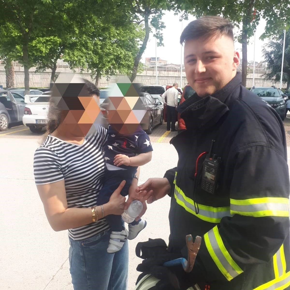 Yalova’da otomobilde mahsur kalan bebeği itfaiye kurtardı