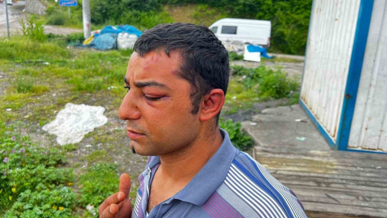 Kalabalık grup sokak ortasında bir kişiye saldırdı, o anlar amatör kamerada