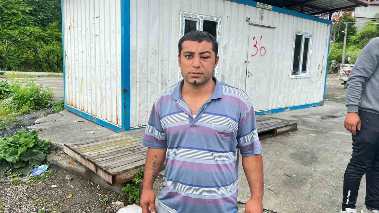 Kalabalık grup sokak ortasında bir kişiye saldırdı, o anlar amatör kamerada