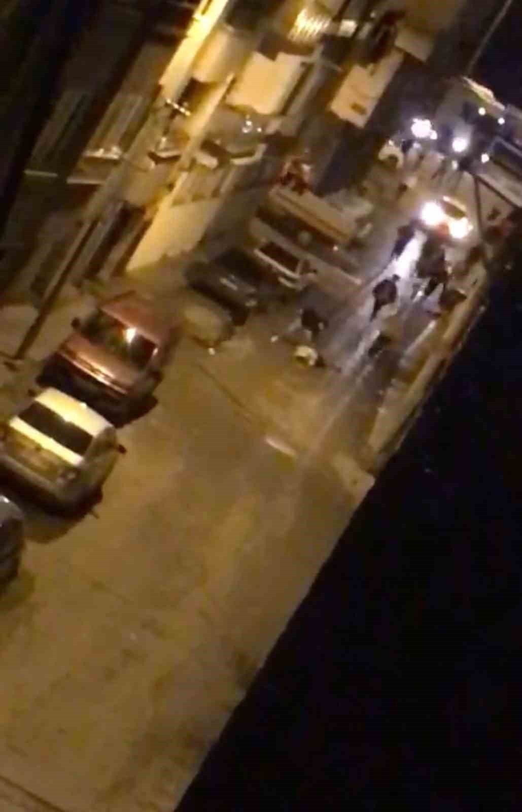 Kalabalık grup sokak ortasında bir kişiye saldırdı, o anlar amatör kamerada