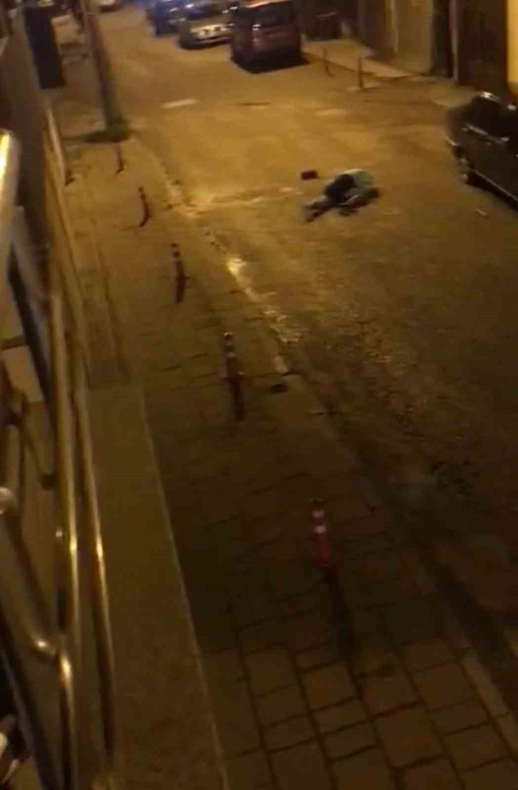 Kalabalık grup sokak ortasında bir kişiye saldırdı, o anlar amatör kamerada