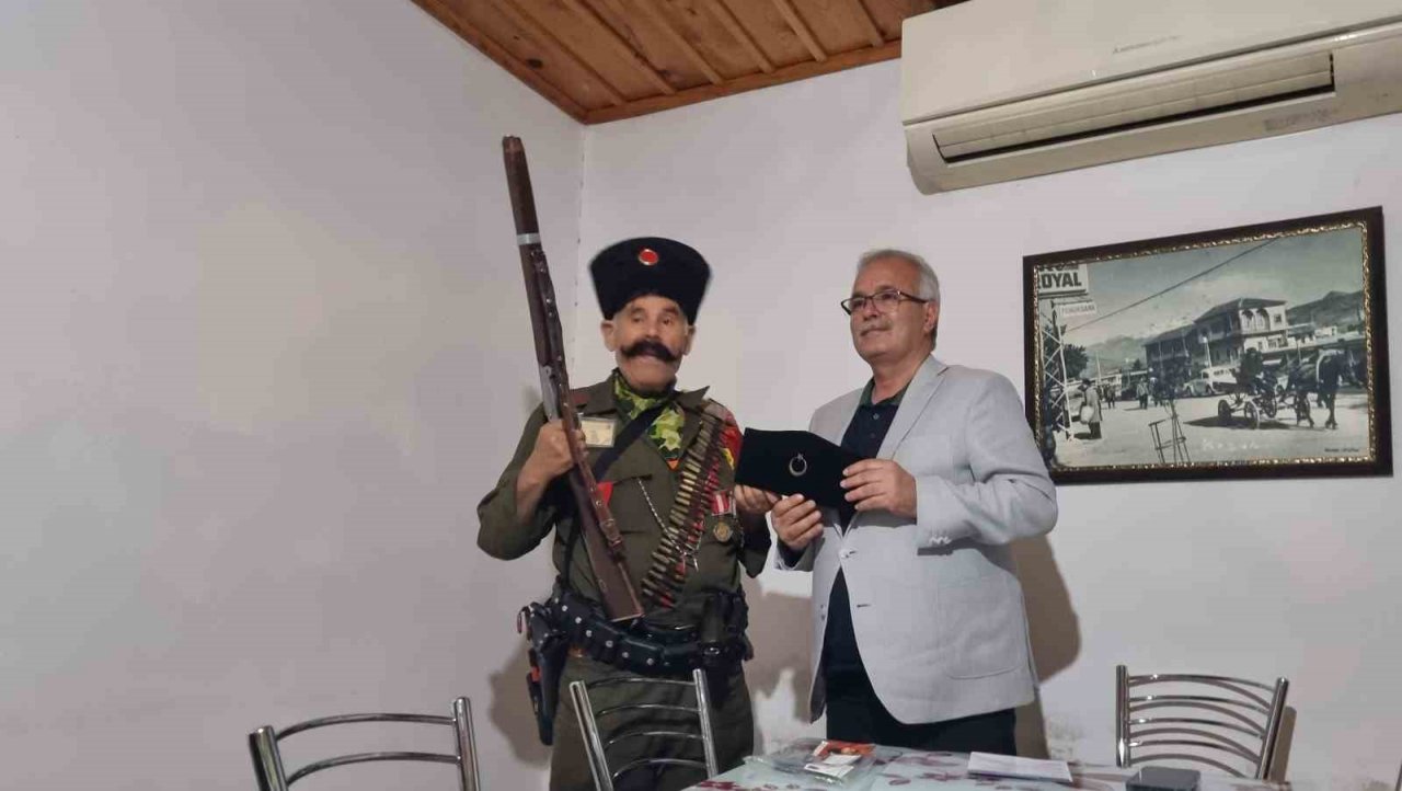 Başkan Özgan’a Kıbrıs gazisinden anlamlı hediye