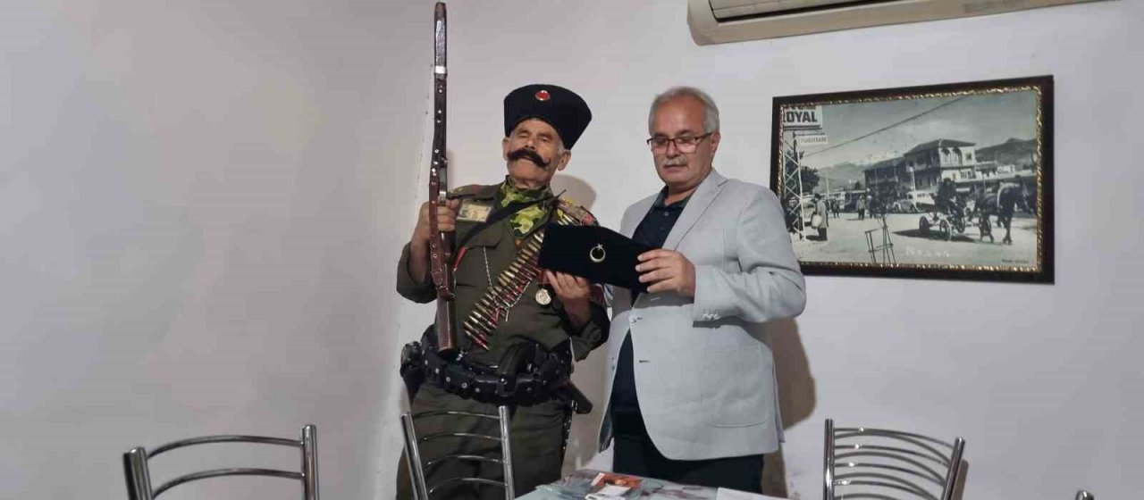 Başkan Özgan’a Kıbrıs gazisinden anlamlı hediye