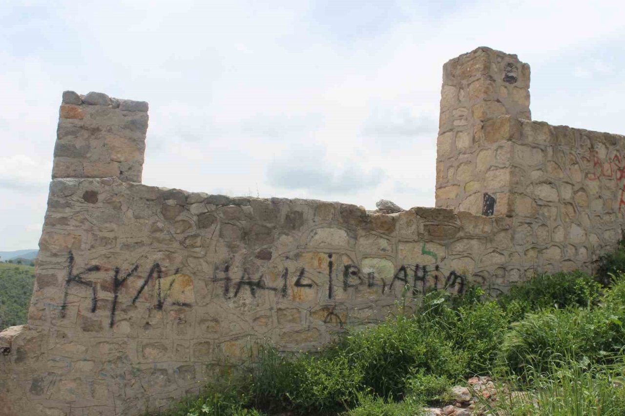 Yerden 226 metre yükseklikte vandallığı görenler ‘pes’ dedi