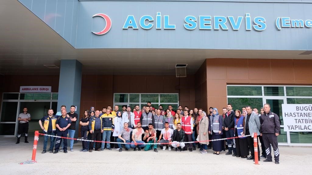 Gümüşhane Devlet Hastanesi’nde yapılan tatbikat gerçeği aratmadı