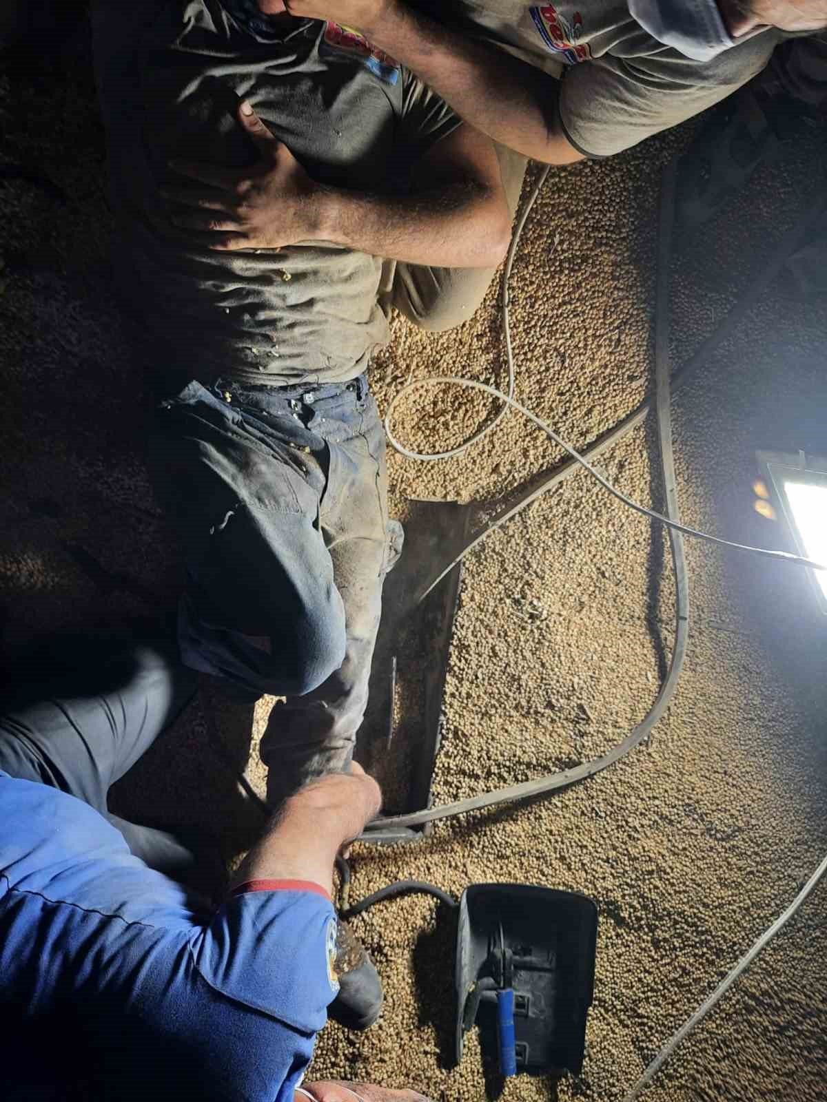 Hububat öğütme makinesine kapılan işçiyi, ekipler kurtardı