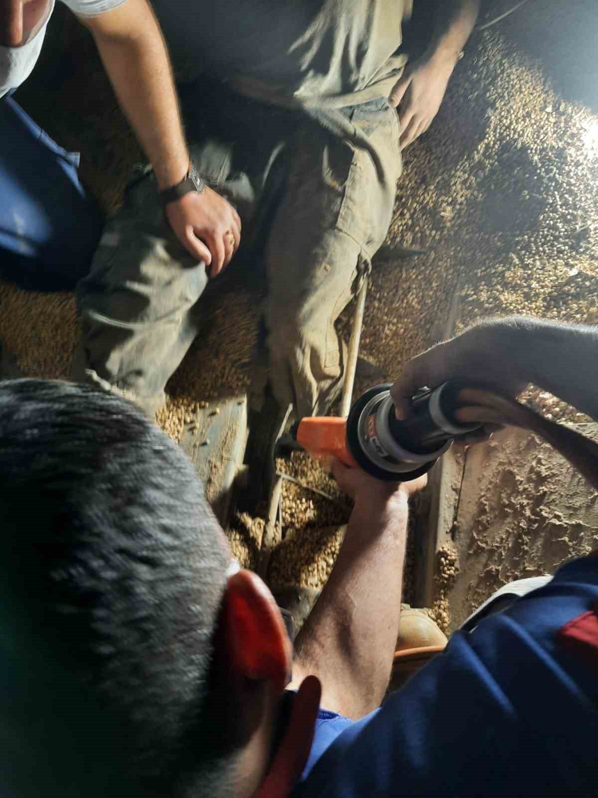 Hububat öğütme makinesine kapılan işçiyi, ekipler kurtardı