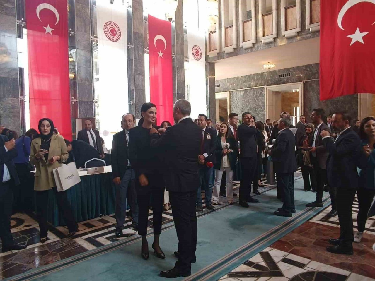 Türkiye güzeli Sarıbaş milletvekilliği kaydını yaptırdı