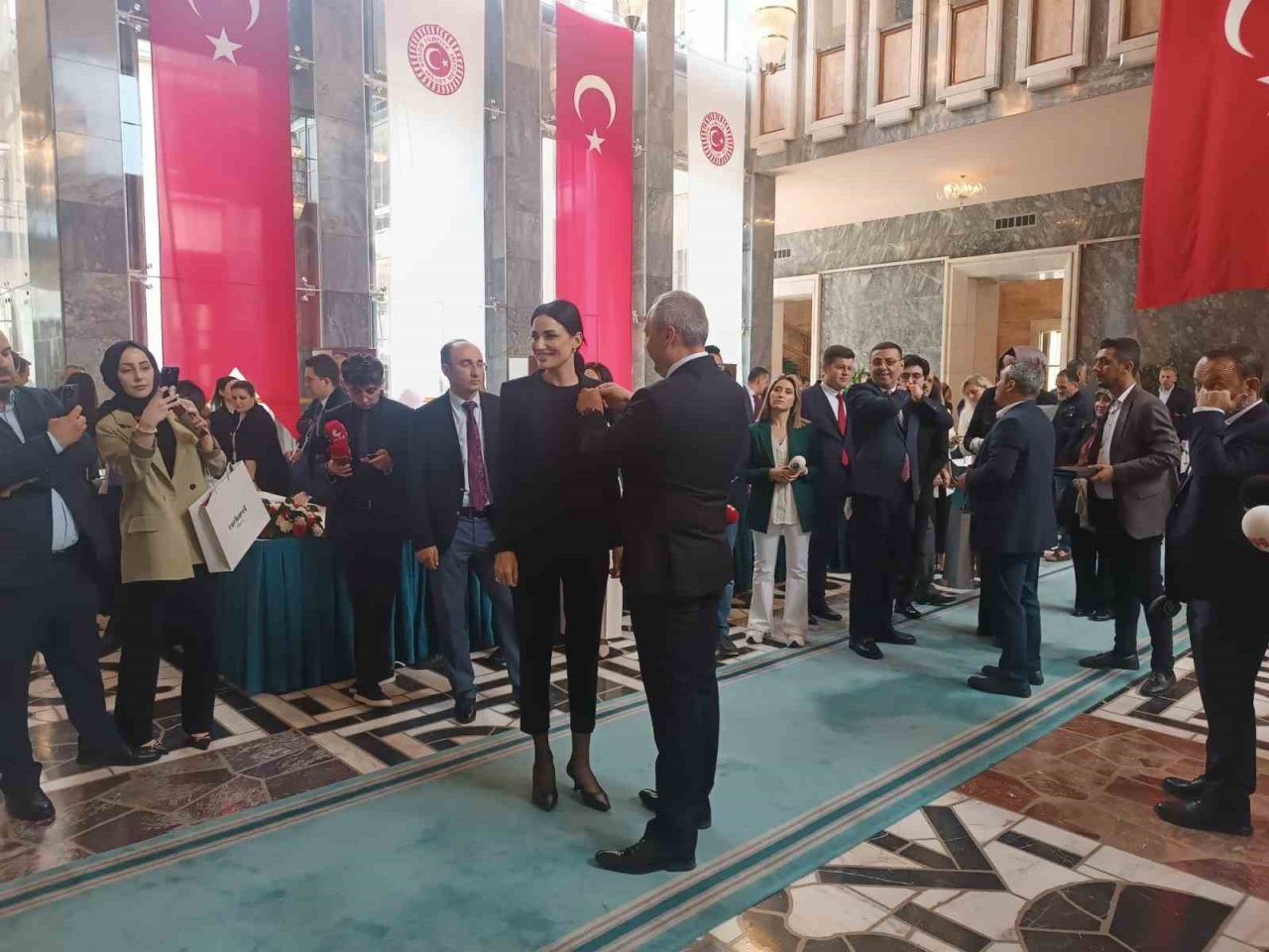 Türkiye güzeli Sarıbaş milletvekilliği kaydını yaptırdı