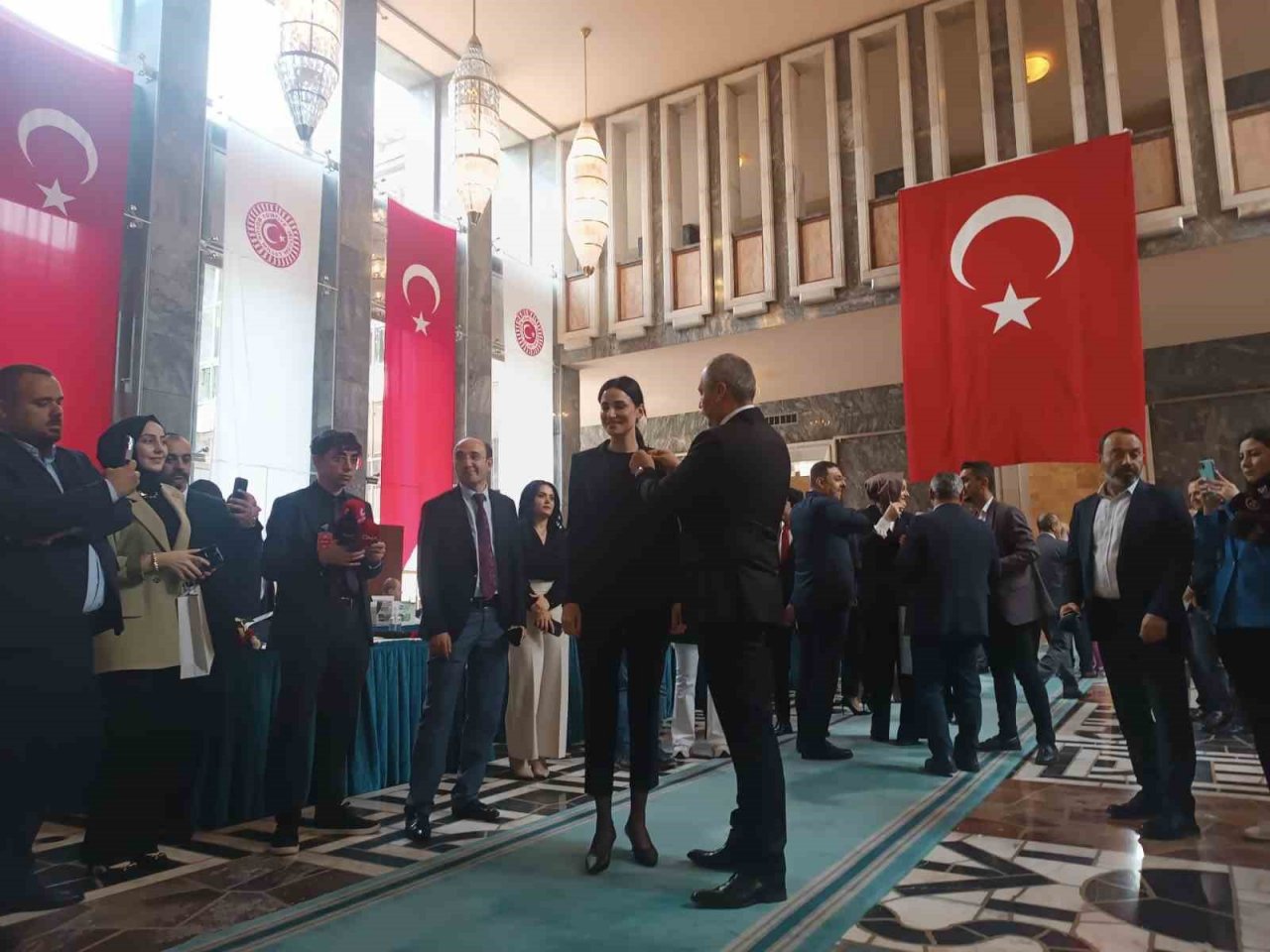 Türkiye güzeli Sarıbaş milletvekilliği kaydını yaptırdı