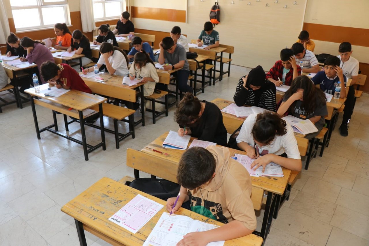 Aksoy’dan sınavlar öncesi öğrencilere destek