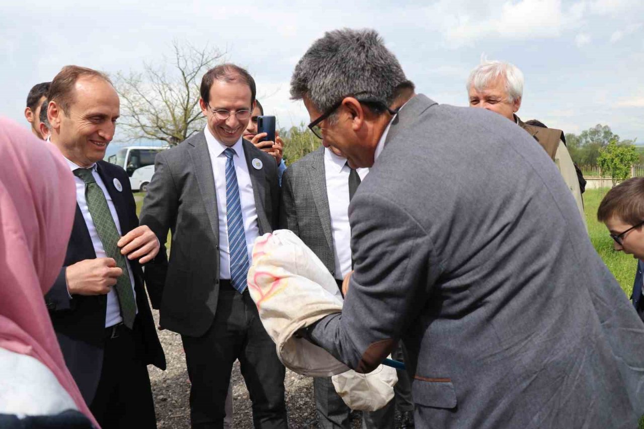Öğrenciler hiç görmedikleri böcekleri aparatlarla topladı