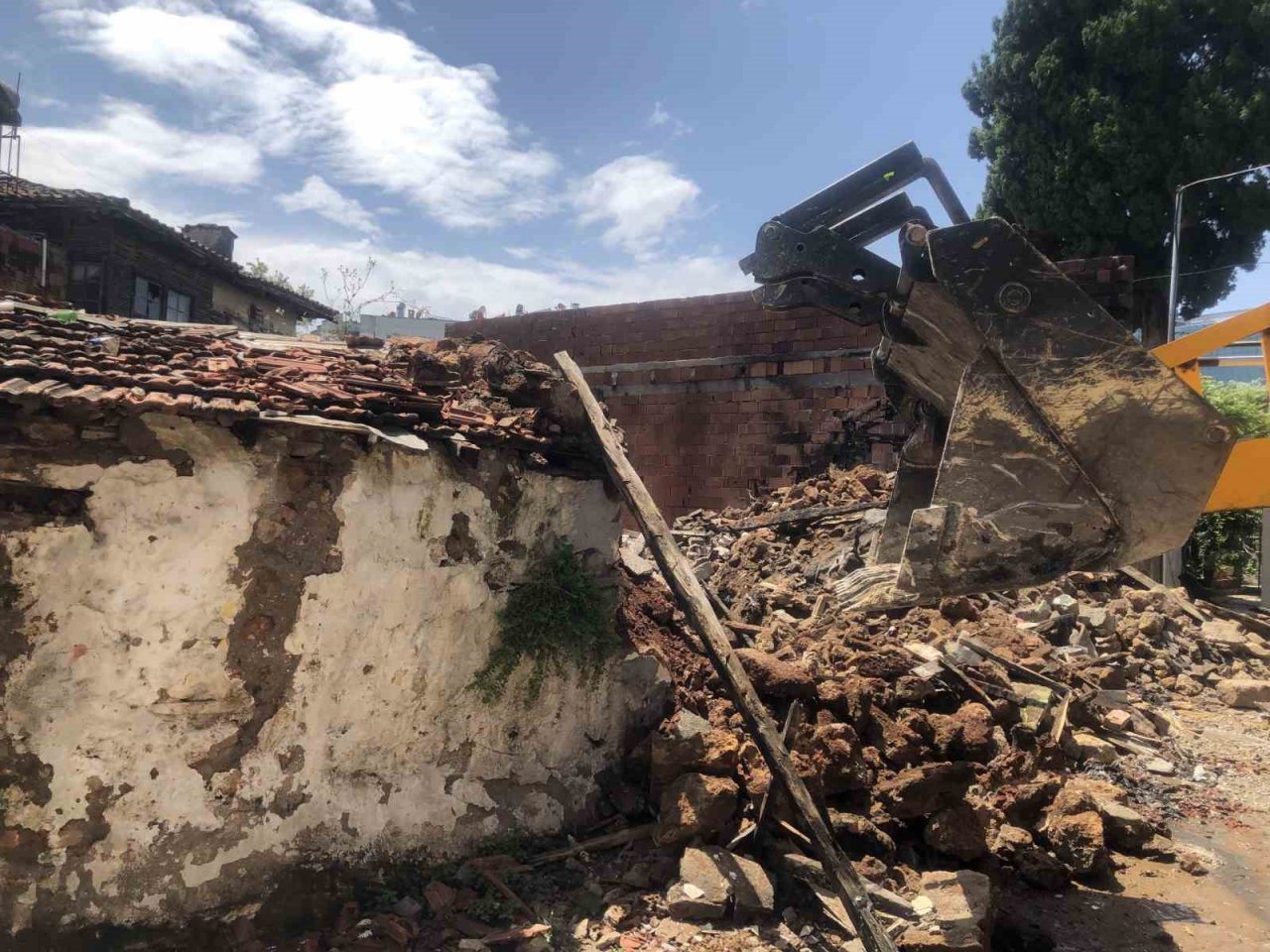 Balbey Mahallesi’nde metruk yapılar yıkıldı