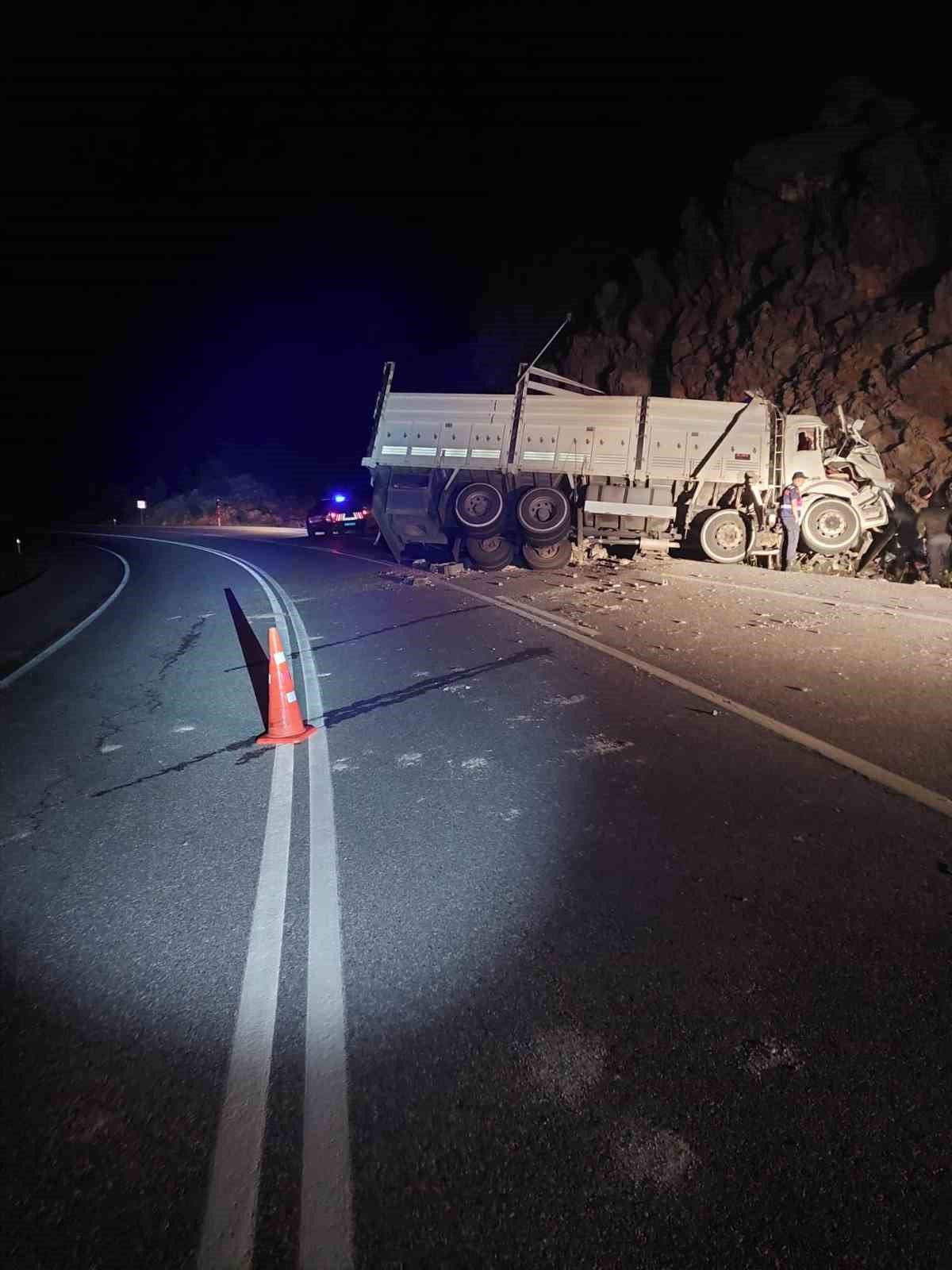 Kamyon kayalıklara çarptı: 2 yaralı