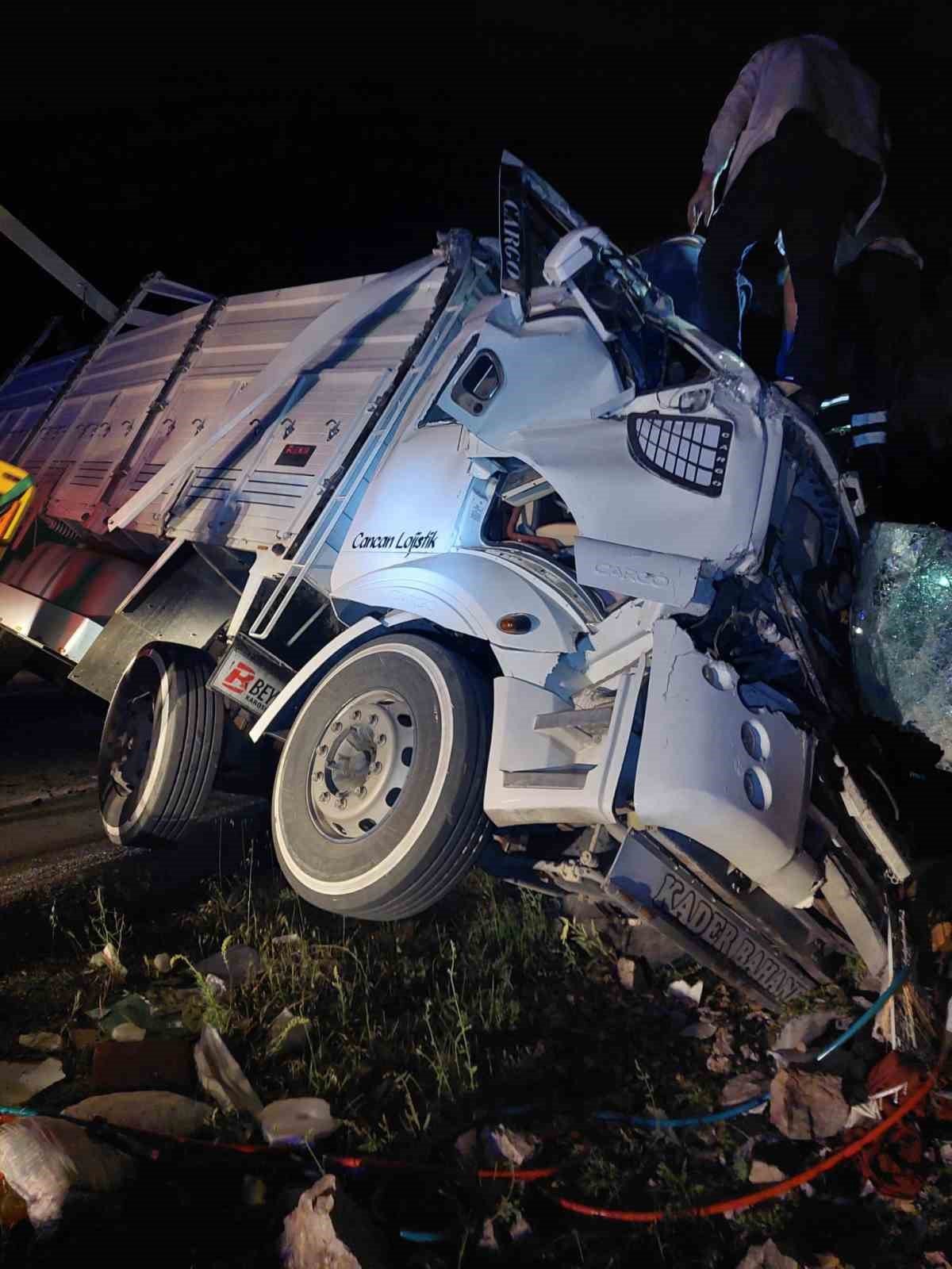 Kamyon kayalıklara çarptı: 2 yaralı