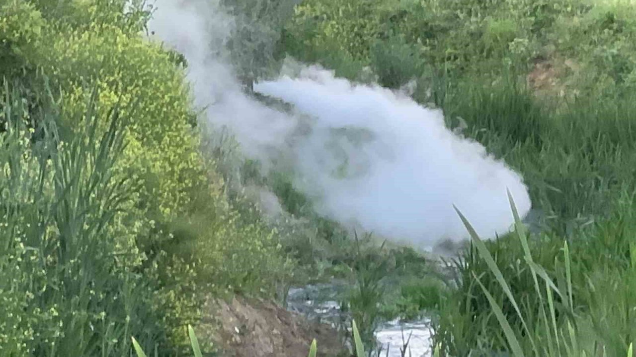 Arnavutköy’de iddiaya göre fabrikalardan atılan kimyasal madde derenin rengini değiştirdi