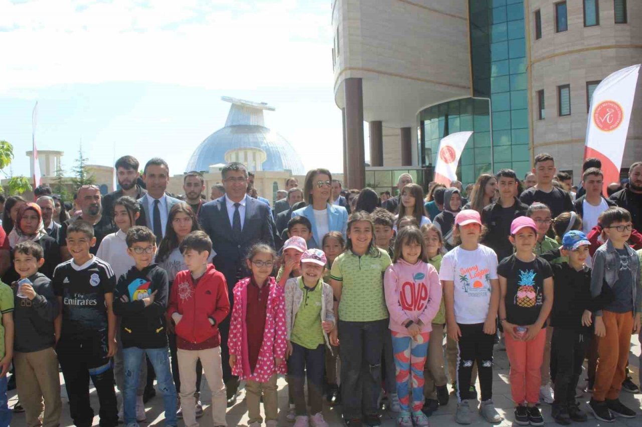 Depremde hayatını kaybeden öğrenciler adına fidan dikildi